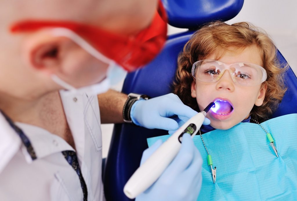 چه زمانی کودک شما برای اولین بار باید به دندانپزشک مراجعه کند؟